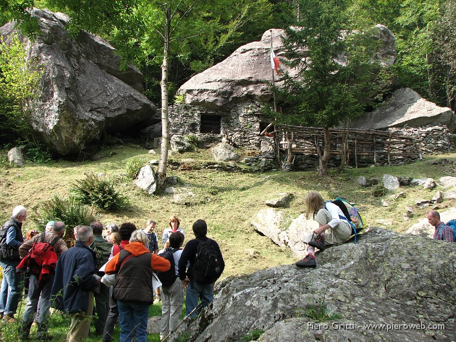 maslnaa-curo 145.jpg - La sua costituzione granitica, simile al Pinnacolo di Maslana, fa pensare che l'enorme masso sia precipitato a valle in epoche remote